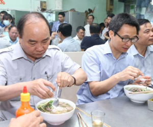 Chủ quán bất ngờ khi Thủ tướng tới ăn phở sáng