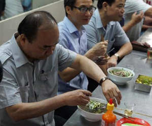 Clip Thủ tướng ăn phở, uống cà phê đá Sài Gòn
