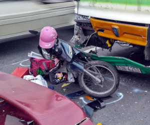 Cô gái mắc kẹt giữa 2 ôtô sau tai nạn