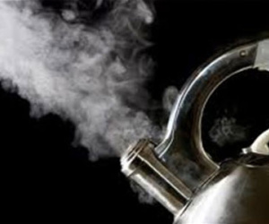 Đổ cả ấm nước sôi lên đầu vợ vì dám đi… làm đẹp