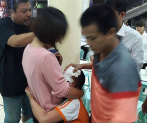 Hà Nội: Mâu thuẫn trên bàn nhậu, người đàn ông cầm bát nước nắm ném rách đầu bé trai 9 tuổi