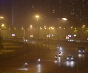 Khói cay mắt, mùi khét lan tỏa cả đêm ở Hà Nội