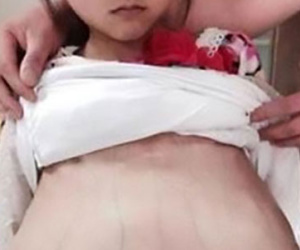 Người đàn ông 40 tuổi đưa bé gái mới 12 tuổi mang bầu to vượt mặt đi khám thai