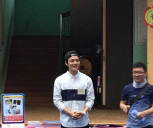 Sao nhí một thời Yeo Jin Goo điển trai, giản dị xuất hiện tại một trường học ở tỉnh Quảng Trị