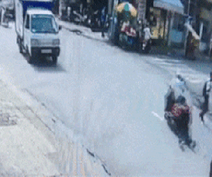 Tên cướp kéo lê cô gái trên đường