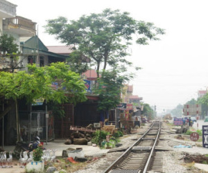 Băng qua đường sắt đón khách, lái xe ôm bị tàu hỏa đâm tử vong