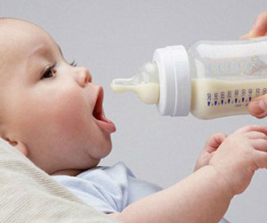 Bộ Y tế: Sữa thay thế sữa mẹ = sữa bò + hoá chất