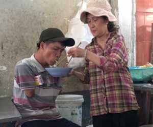 Chuyện cô chủ quán và anh bán vé số cụt tay tại Sài Gòn