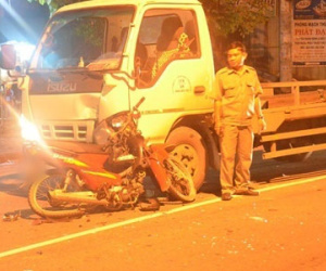 Điều khiển xe máy tông trực diện vào xe tải, đôi nam nữ ở Sài Gòn nguy kịch