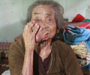 Gặp cụ bà 92 tuổi có "khuôn mặt quỷ"