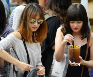 Giới trẻ Hà Nội chen lấn mua sắm tại The New District