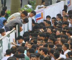 Hàng chục nghìn người chen chân thi tiếng Hàn