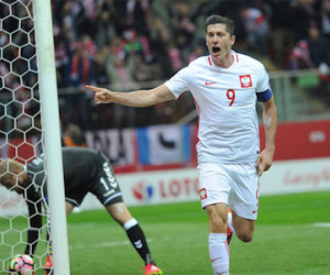 Lewandowski lập hat-trick, sánh vai với Muller và Ronaldo