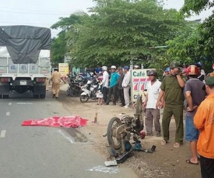 Mẹ chết, con 7 tuổi thương nặng vì bị xe tải tông