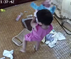 Thót tim với clip chị bế em và bài học cảnh tỉnh cho các bậc cha mẹ