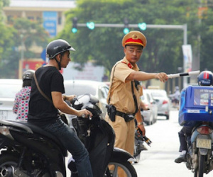 Cảnh sát chỉ huy, điều khiển giao thông được sử dụng súng, dùi cui điện