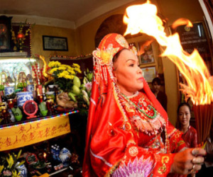 Đừng nghĩ hầu đồng nhiều là được thăng quan tiến chức