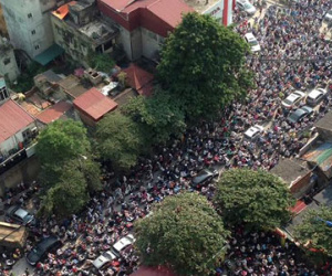 Hà Nội: Dân trong ngõ túa ra, tắc đường là phải