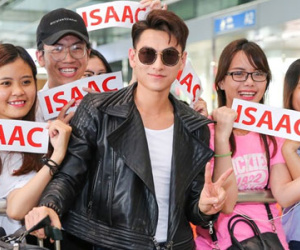 Isaac được chào đón tại sân bay sau khi nhận giải ở Hàn Quốc