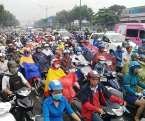 Mưa to từ mờ sáng, người Sài Gòn vật vã vì kẹt xe