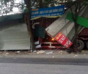 Xe container "xuyên thủng" 3 nhà dân