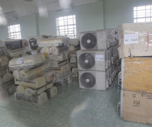 Gom máy lạnh, máy giặt cũ Campuchia về bán cho ta