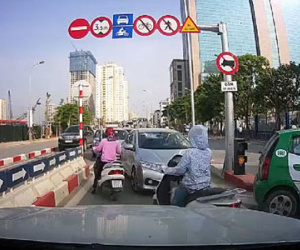 Hà Nội: Phạt nguội nhiều ô tô cố tình đi ngược chiều trên cầu vượt