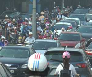 Tạt đầu, lấn làn: Chân cầu vượt tắc toàn tập