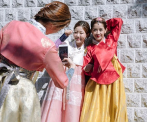 Chi Pu mặc Hanbok chụp ảnh cùng Á hậu Hàn Quốc