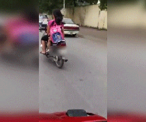 Clip: Người mẹ chạy xe máy bằng một tay, một tay bế con bú khiến người đi đường sợ hãi