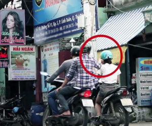 Dí dao cướp xe tay ga trên đường ở Sài Gòn