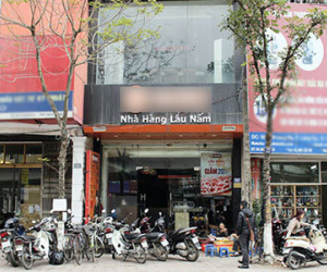 Hà Nội: Đi ăn lẩu nấm, đoàn khách 30 người tá hỏa khi gián "bơi" trong nồi, bò lổm ngổm trên bàn