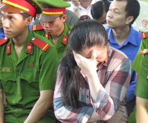 Kiều nữ “hạ gục” hàng chục cán bộ hải quan