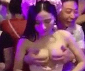 Lộ sự thật bất ngờ vụ cô dâu cho khách sờ ngực lấy tiền đi trăng mật