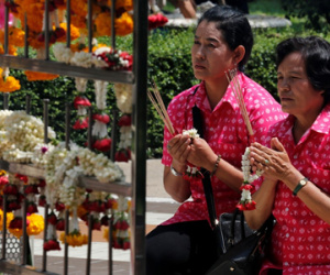 Người Thái mặc đồ hồng cầu nguyện cho nhà vua