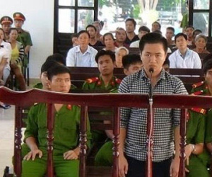 Nhầm chị em sinh đôi, người chết kẻ vào tù