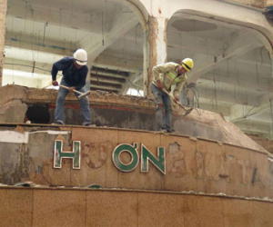 Những nhát đập đầu tiên phá bỏ thương xá cổ nhất Sài Gòn