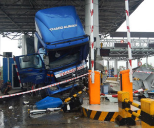 Ôtô đâm nát quầy vé trạm thu phí, nữ nhân viên bị thương