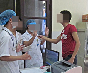 Bác sĩ đến trễ, người nhà bệnh nhân nổi giận và cái kết đau lòng