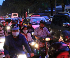 Cổ thụ bật gốc ở trung tâm TP.HCM, giao thông kẹt cứng