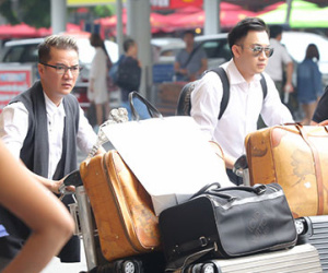 Mr. Đàm cau có vì bị kẹt xe, suýt trễ chuyến bay