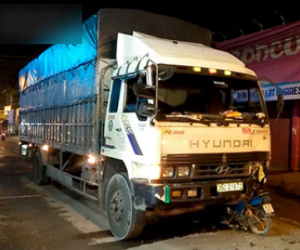 Xe máy găm chặt vào đầu xe tải, một người tử vong