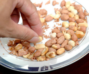 5 lưu ý trước khi ăn lạc để không rước bệnh, bà nội trợ phải biết!