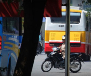 Ảnh: Xe bus “dù” đại náo Hà Nội thách thức lượng chức năng
