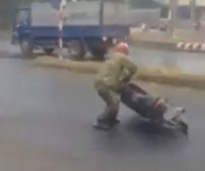 Clip: Hàng chục xe máy "thi nhau" trượt ngã vì đường phủ kín dầu
