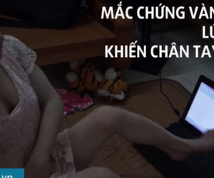 Clip: Nghị lực của nữ sinh gõ máy tính bằng một chân