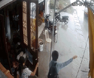 Clip: Ra đường vẫy xe, suýt chết vì xe lao vào tận cửa