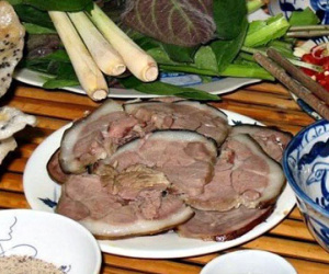 Cô dâu tá hỏa vì cỗ cưới toàn thịt chó của nhà trai
