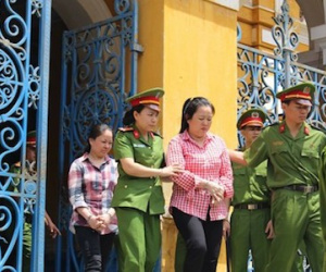 Giám đốc mới học lớp 2 vừa khóc vừa trả lời tòa