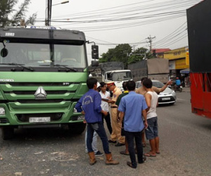 Hai người lạ đánh tài xế xe tải gục tại chỗ rồi cướp tài sản